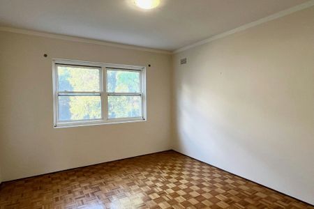 Big One Bedroom Unit close to POW**1st open inspection Saturday from 10-10.15 am (No prior access)** - Photo 3