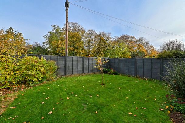 Beautifully refurbished 3 bedroom home available furnished or unfurnished, ideal for families or professionals. - Photo 1