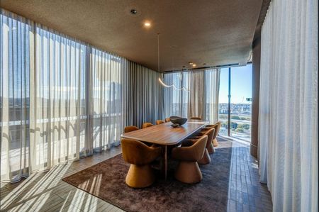 Luxurious 1-Bedroom Apartment in West Village, West End - Photo 2