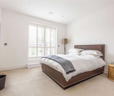 Modern 4 bedroom home in the popular Surrey village of Longcross. - Photo 4