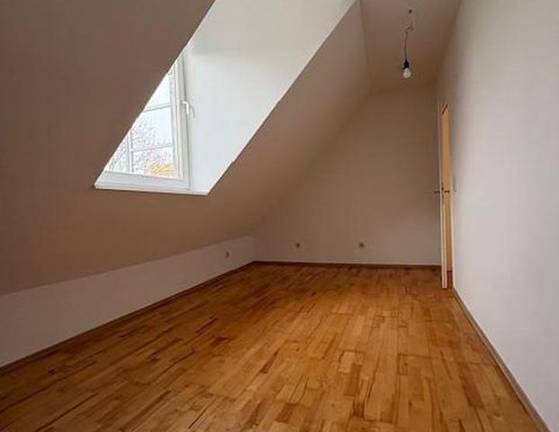Frisch renovierte 2-Zimmer-Dachgeschosswohnung – Top-Lage nahe Berger Straße - Photo 1