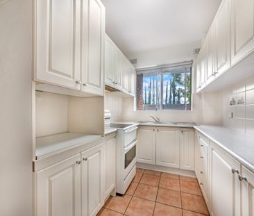 Bright & spacious living in a prime Botany location - Photo 2