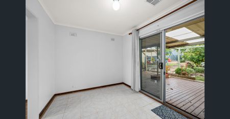 Bright & Welcoming Villa Near Shops and Beaches - Photo 2