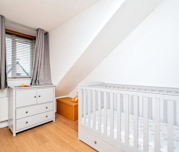 Cobham Close - Photo 2