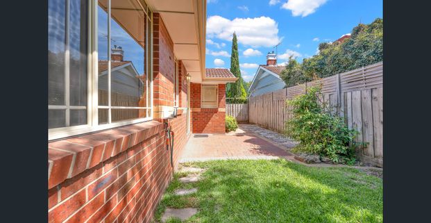 Charming Two-Bedroom Unit in Prime Surrey Hills - Photo 1