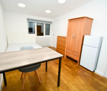 Studio Flat, Edwin Street, E16 - Photo 4