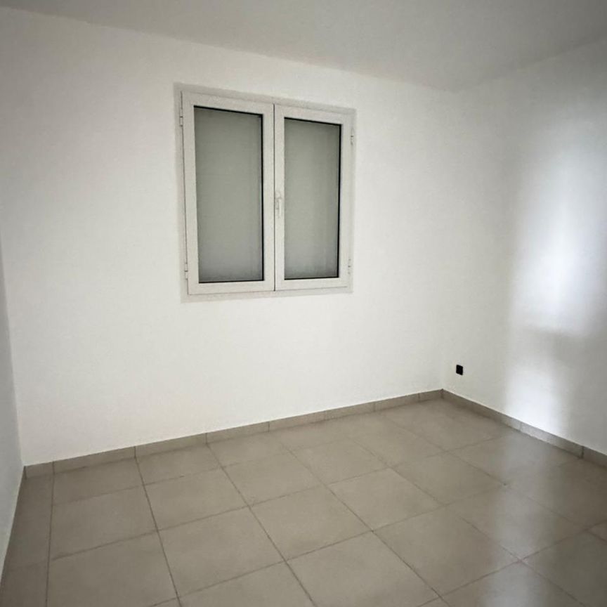 Location Maison 4 pièces 61m² PETIT BOURG 97170 - Photo 1