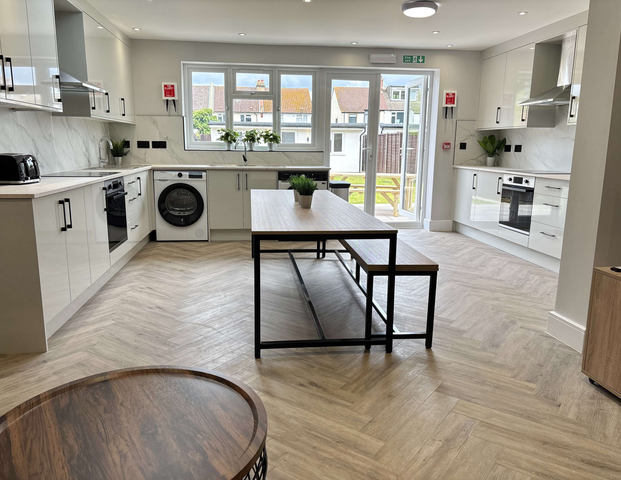 120 Seconds to the Station, 0 Seconds to Your Garden Office 🚉🌿 Room 4 - Photo 1