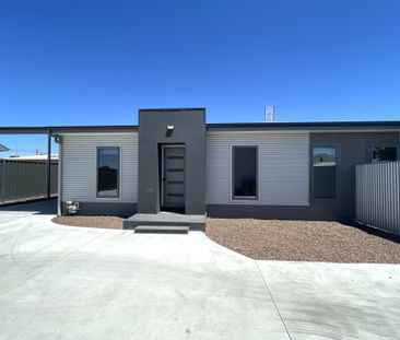 Three bedroom Townhouse - Photo 5