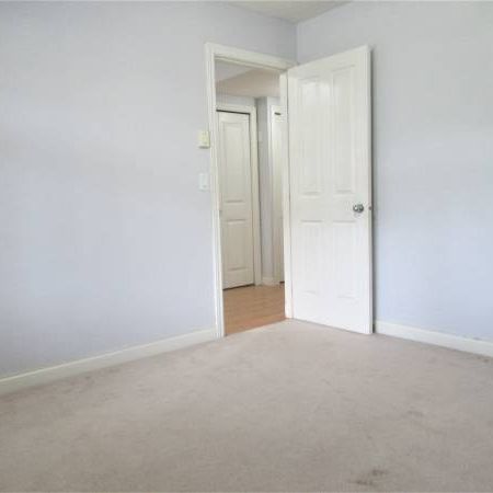 Lovely upper floor with fenced yard - 1 pet friendly - Photo 1