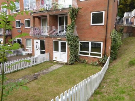 2 bedroom ground floor maisonette to rent - Photo 2