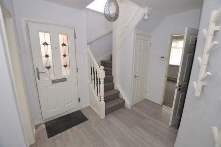 4 Bedroom Semi-Detached House - Photo 3