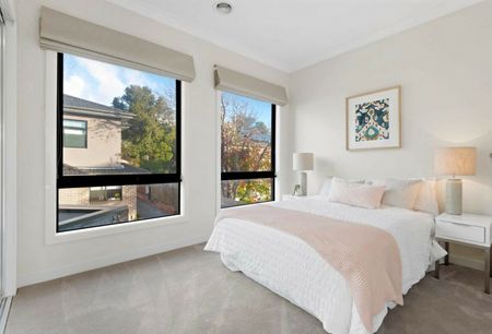 SPACIOUS FOUR BEDROOM HOME IN GREAT LOCATION - Photo 5