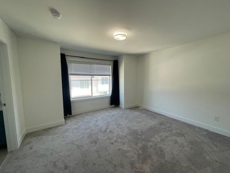 Impressive Upgraded 4 Bed, Townhome, Nice Location - Photo 3