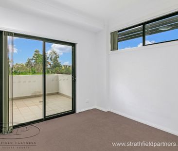 Ground Floor Flowing Modern Interior - Photo 4