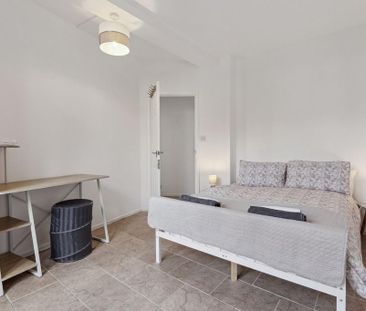 3 bedroom flat to rent - Photo 4