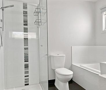 STUNNING 3 BEDROOM TOWNHOUSE IN A PRIME LOCATION - Photo 1