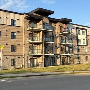 3 1/2 à louer à St-Nicolas, Lévis, presque neuf, 4ieme étage, ascenseur, CLIMATISÉ, 1 STATIONNEMENT EXTÉRIEUR et INTERNET INCLUS. - Photo 2