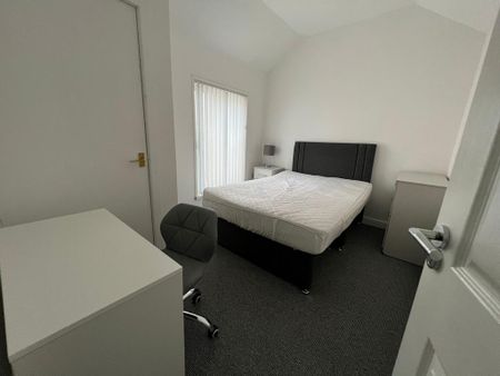 4 bedroom terraced house to rent - Photo 3