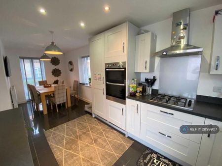 3 bedroom detached house to rent - Photo 2