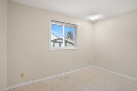3 Bedroom Main Floor Located in Deer Park! - Photo 4