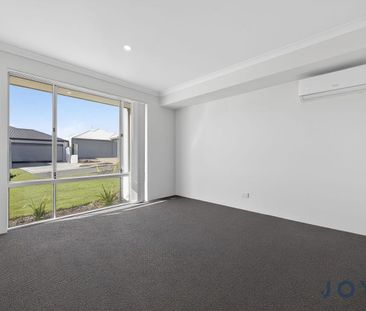 Stylish & Spacious 3 Bedroom Home with Generous Outdoor Living - Photo 3