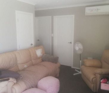 Charming 3 Bedroom house - Photo 4