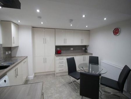 Rosemont Walk (room 1), Bramley, Leeds - Photo 3