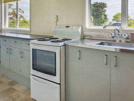 **Spacious 3-Bedroom Family Home in Oneroa – $750 per Week** - Photo 4