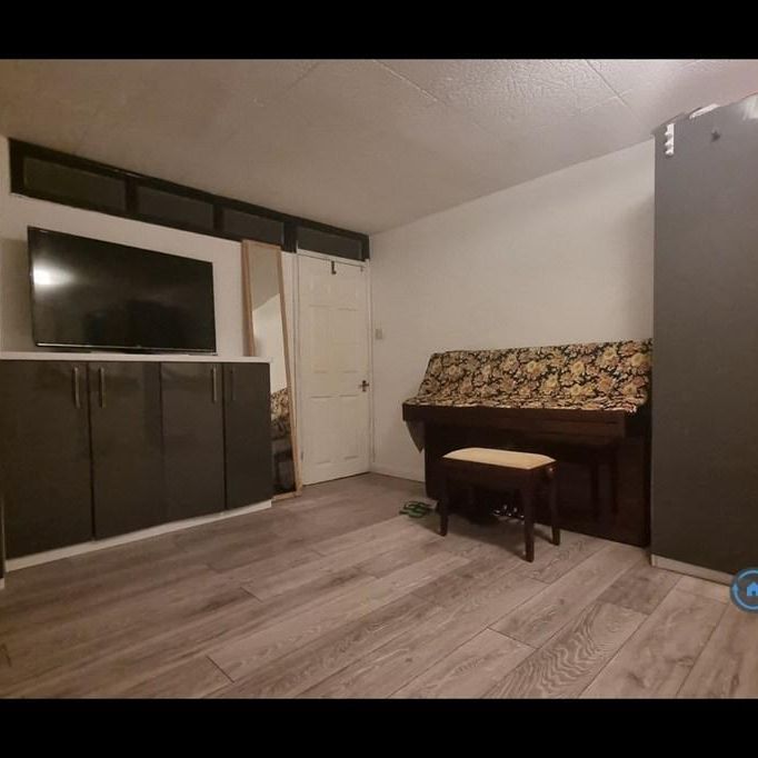 1 bedroom in a flat share to rent - Photo 1
