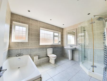 3 bedroom house to rent Galleywood Road, Great Baddow, CM2 - Photo 5