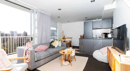 Sunny Furnished Apartment with 2 Carparks - Photo 5