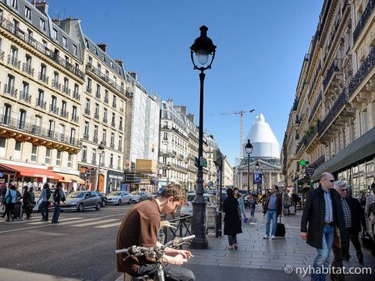 Logement à Paris, Location meublée - Photo 1