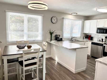124 Anderson Close **Fully Furnished All Utilities Included **Short Term Welcome - Photo 3