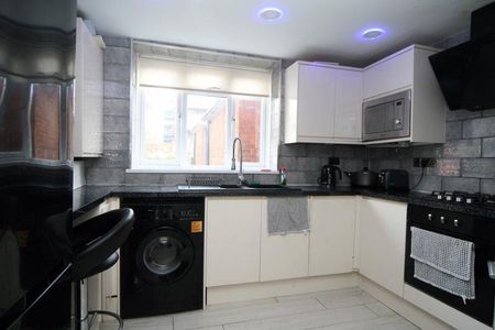 2 bedroom ground floor flat to rent - Photo 2