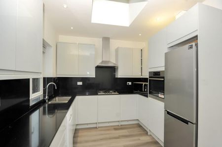 2 bedroom end of terrace house to rent - Photo 2