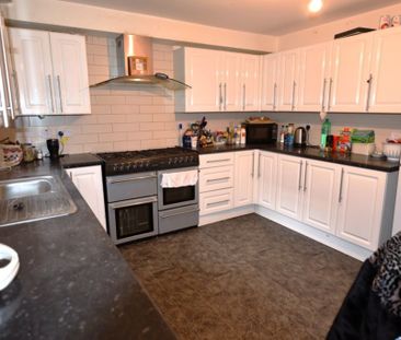 6 bedroom House in Queens Road, Leeds - Photo 5