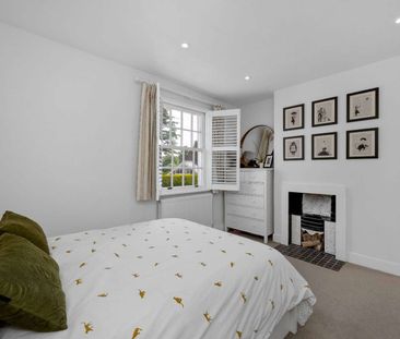 A charming characterful 2 bedroom cottage in a central and sought a... - Photo 2