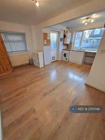 3 bedroom semi-detached house to rent - Photo 2