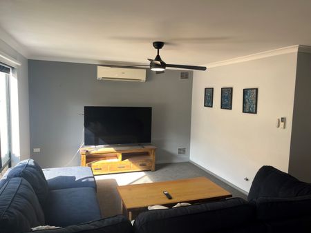 Lovely, Fully Furnished 3x1 Townhouse - Photo 5