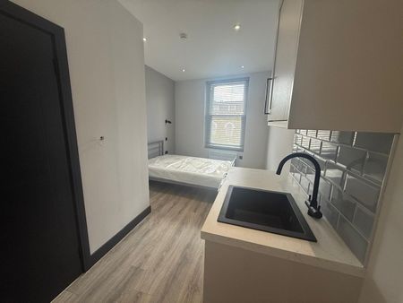 Studio Flat, High Street, W3 - Photo 4