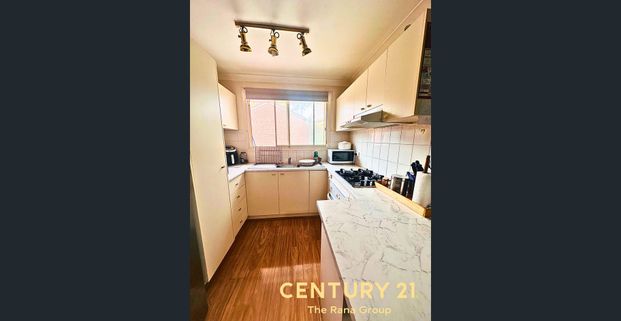 Spacious & Energy-Efficient 3-Bedroom Home Near Penrith CBD - Photo 1