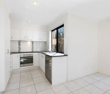 Modern Townhouse with Air Conditioning! - Photo 5