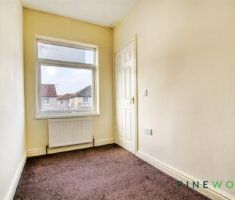 3 BEDROOM House - Terraced - Photo 4