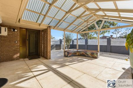 Spacious Family Home in Sought After Location - Lawnmowing Included! - Photo 4