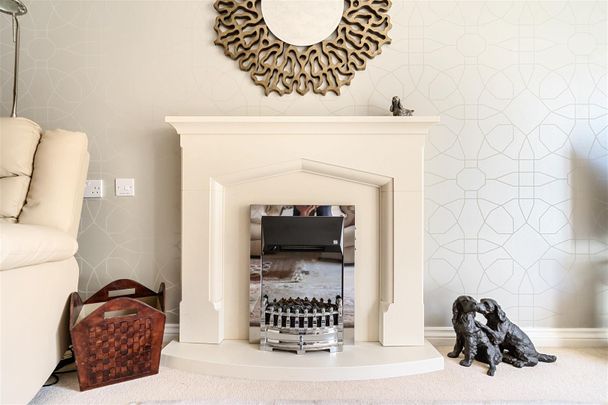 William Lodge, Malmesbury - Photo 1