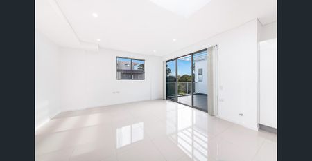 Sunlight-filled Quality Apartment with Views - Photo 3