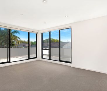 Bright and Spacious 2 Bedroom Apartment - Photo 3