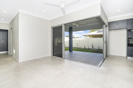 STYLISH AND MODERN FAMILY HOME! - Photo 3