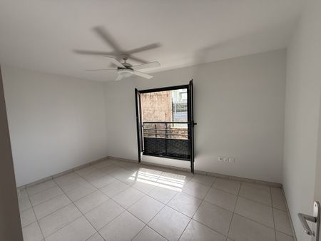 Location Appartement 3 pièces 68m² ST DENIS 97490 - Photo 4